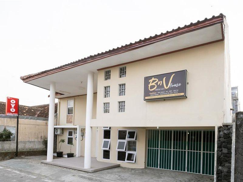 Hotel Oyo 2173 Bnv House Babarsari Maguwo Exterior foto
