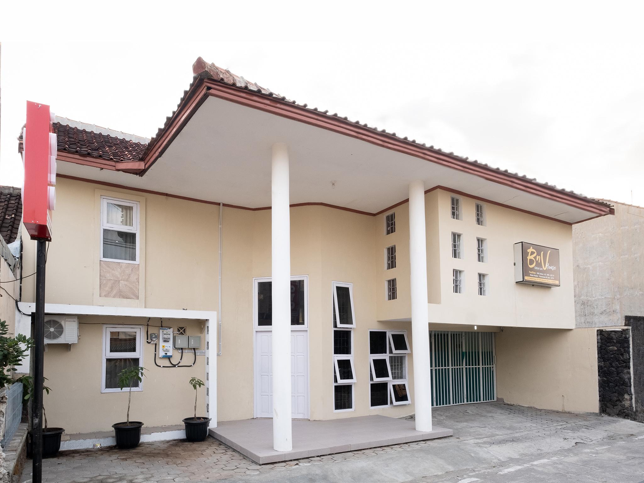Hotel Oyo 2173 Bnv House Babarsari Maguwo Exterior foto