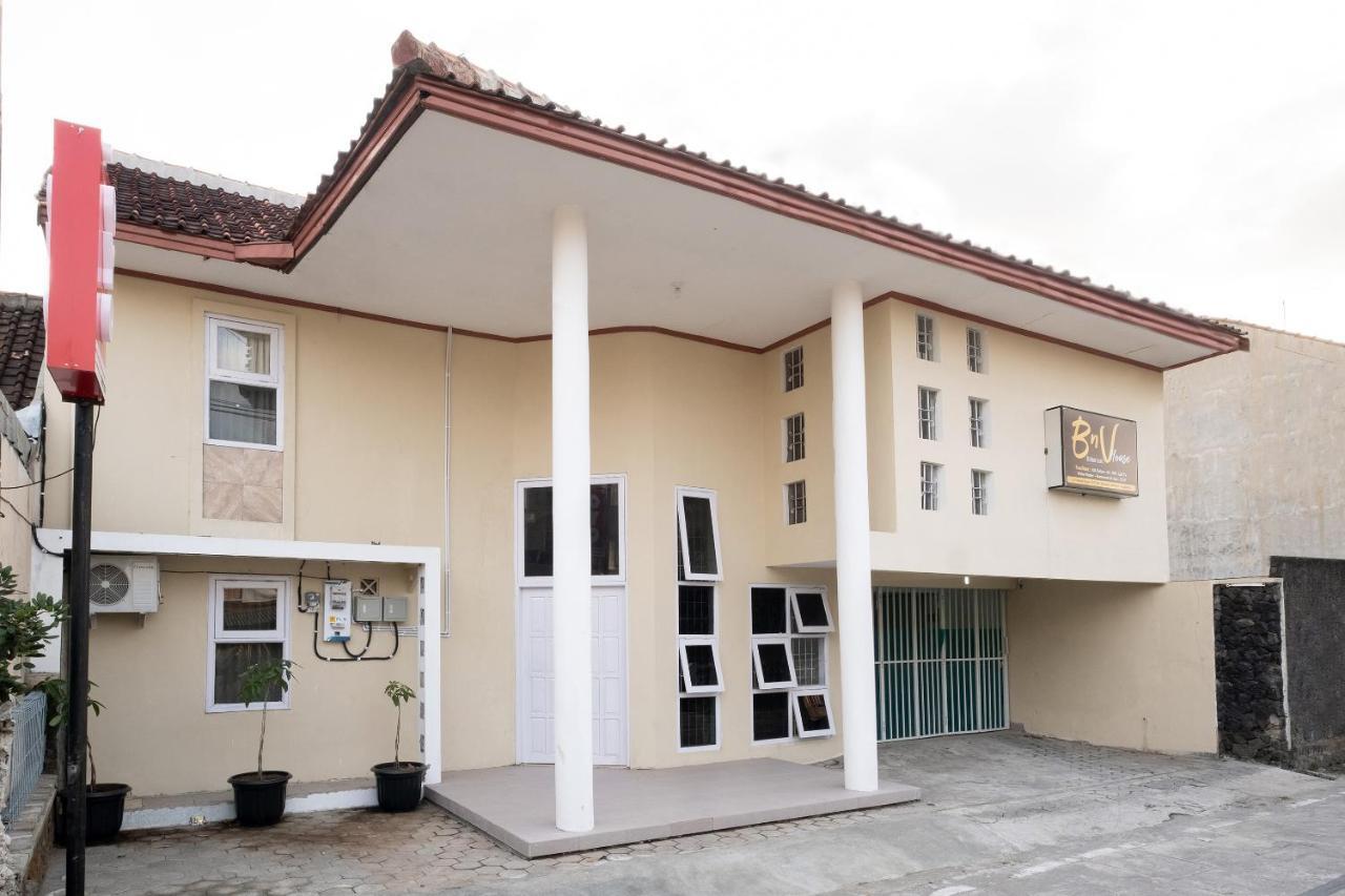 Hotel Oyo 2173 Bnv House Babarsari Maguwo Exterior foto